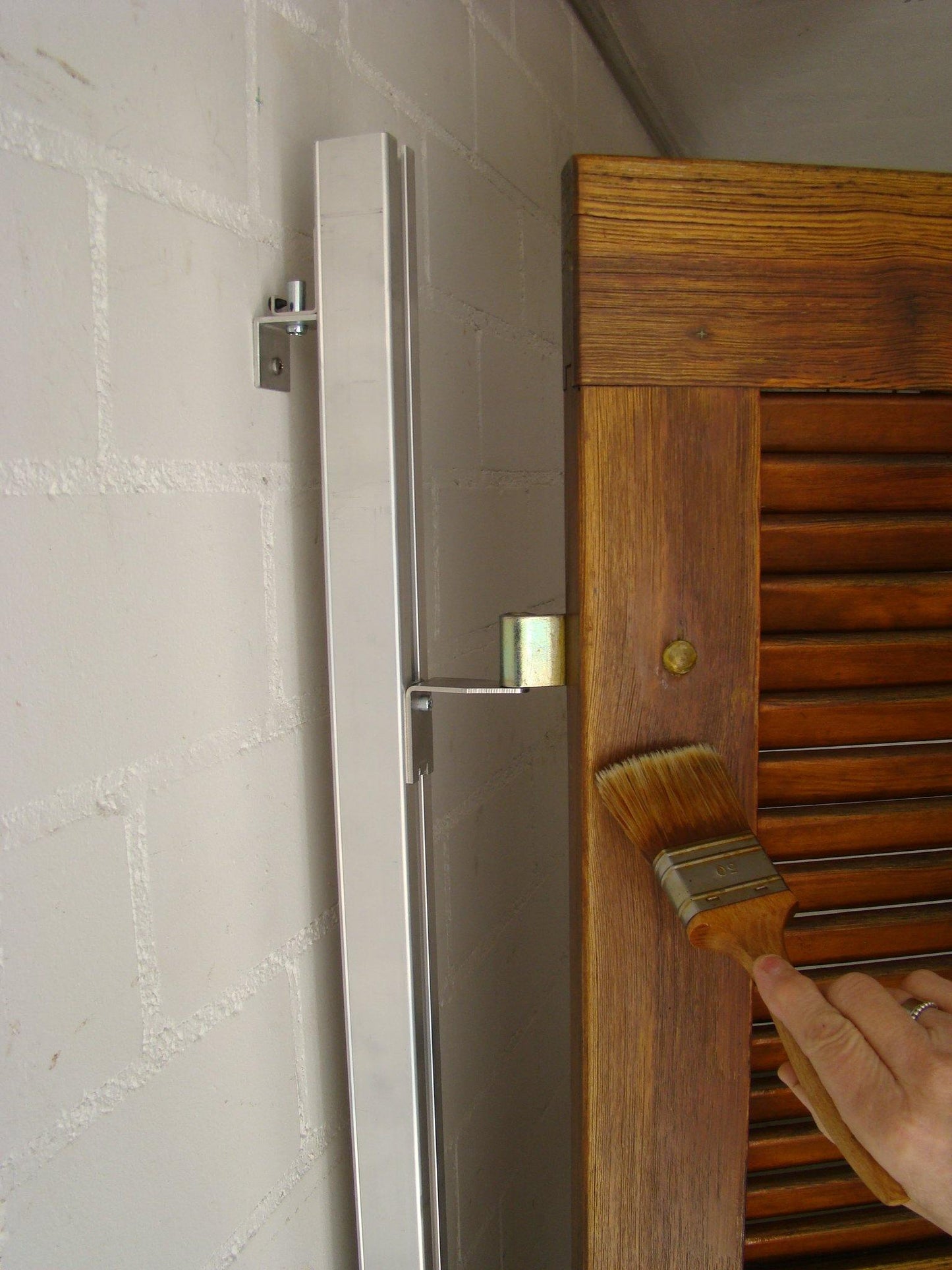 Fensterläden streichen | Wandhalterung Lackierscharnier | Platz zur Wand und Zarge